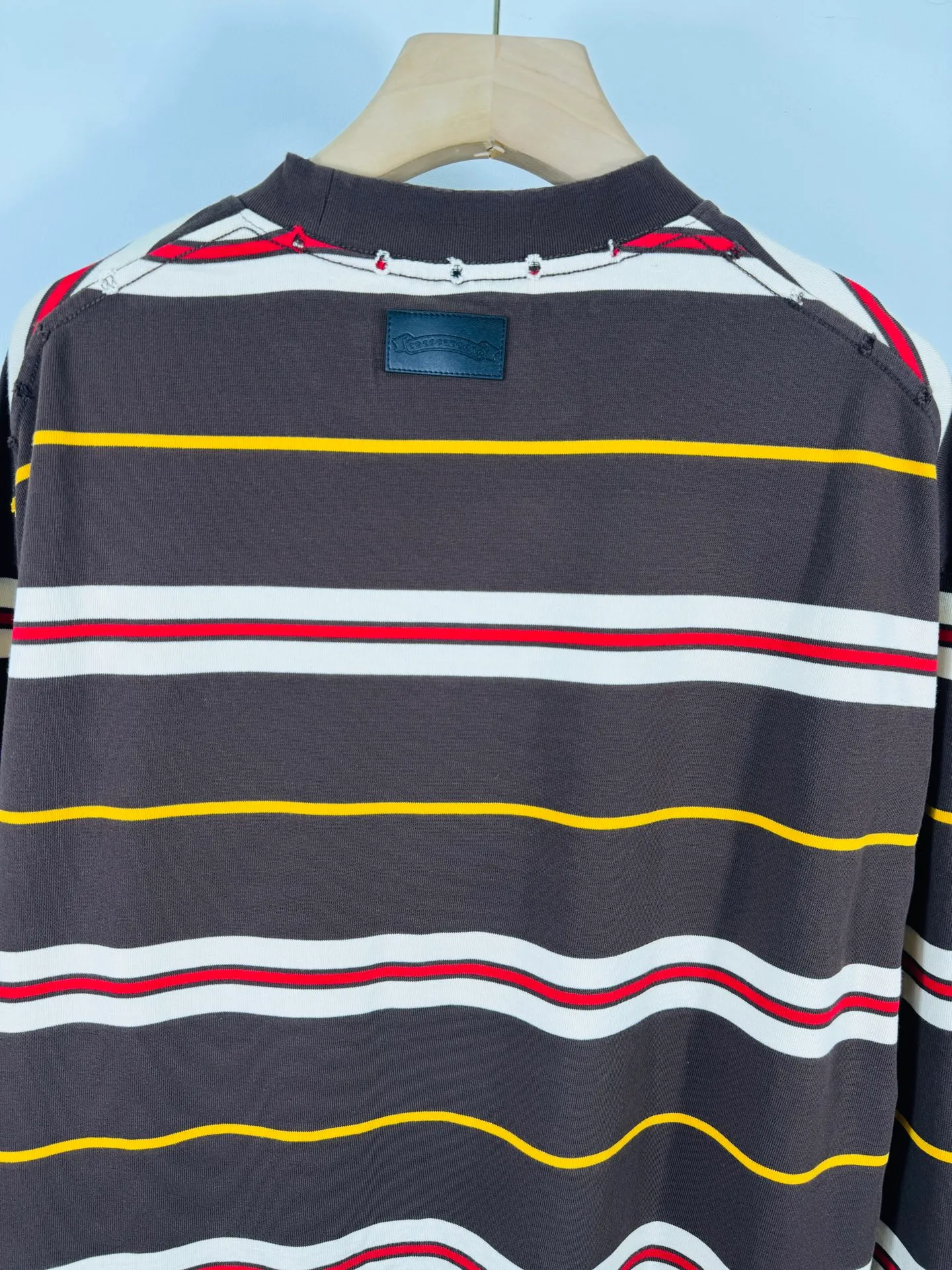 P260 top version, real shot without P, ​​different from market currency) 𝗖𝗵𝗿𝗼𝗺𝗲 𝗛𝗲𝗮𝗿𝘁𝘀/Cro Heart 2025 Autumn and Winter Horseshoe Cross Stripe Couple Casual Long Sleeve 👑The highest version! Customized fabric 320g fabric! Horseshoe cross sticker, a best-selling model in the counter, very comfortable to wear. Accessories: original molded and authenticated collar label➕100% silk wash label. Genuine purchase-grade original hangtag➕matching hanging rope➕3D hanging beads➕original packaging bag. Craftsmanship: The original version has consistent wiring! The highest version of the armhole matching technique! Color: Brown Green Size: S M L XL Style No.: 5193
